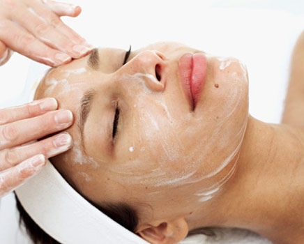 El peeling ayuda a eliminar manchas y arrugas superficiales.