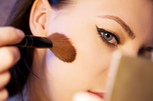 Contouring natural: cómo esculpir tu rostro sin parecer una máscara