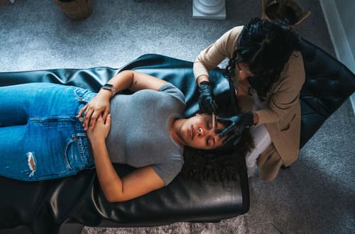 Dermaplaning en casa: la técnica del momento para una piel de porcelana (y todo lo que tenés que saber antes de probarla)