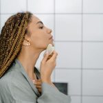 Gua sha facial: la guía honesta para empezar (y no tirar la piedra a la primera semana)