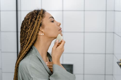 Gua sha facial: la guía honesta para empezar (y no tirar la piedra a la primera semana)