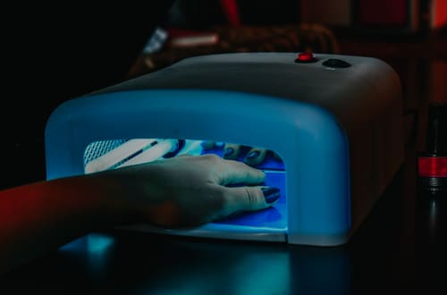 Manicura semipermanente en casa: la guía para que te dure como en el salón