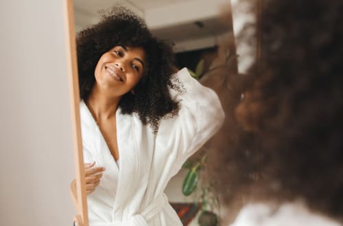 Método Curly Girl: la guía definitiva para lucir tus rulos sanos y definidos