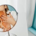 El cuello y el escote: la zona olvidada que delata la edad (y cómo cuidarla)