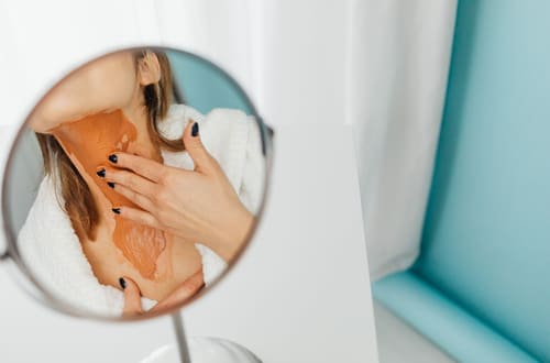 El cuello y el escote: la zona olvidada que delata la edad (y cómo cuidarla)