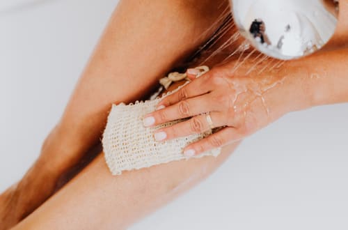 Exfoliación corporal: la guía que te faltaba para una piel suave todo el año